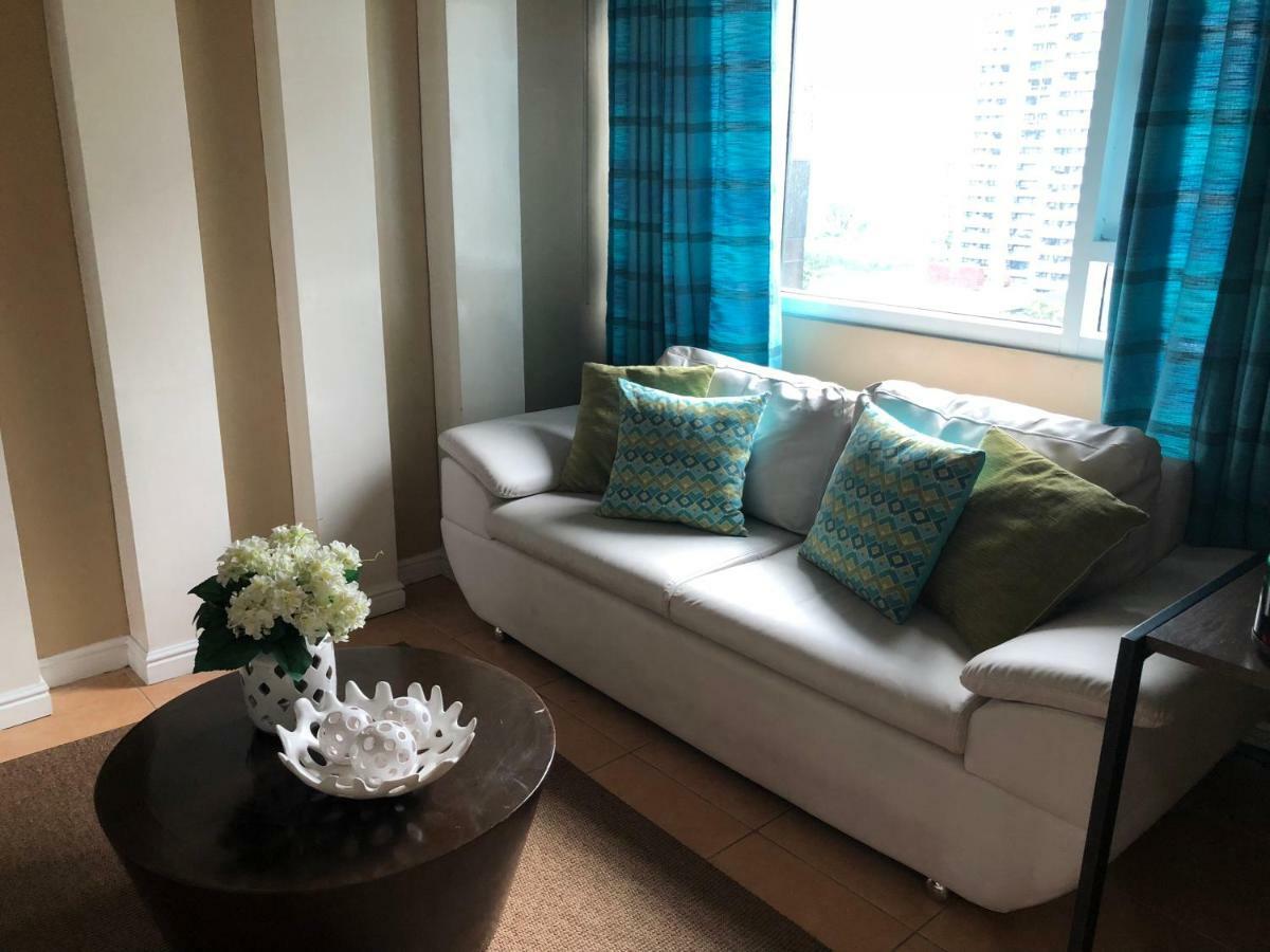 Loft Condo Beside Shangri-La Fort Manila Kültér fotó